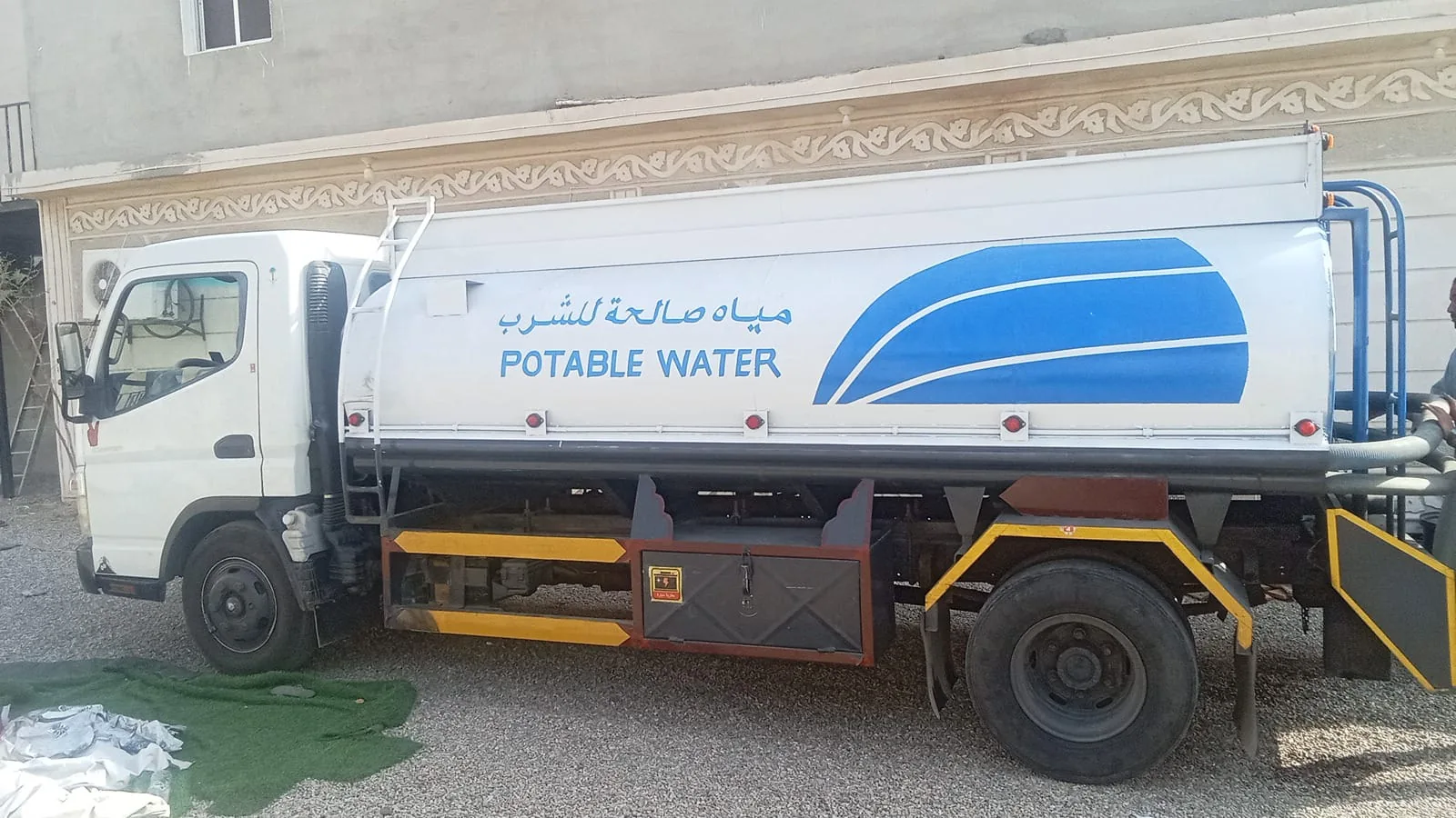 سيارة نقل مياه صالحة للشرب تابعة لشركة الرحيل